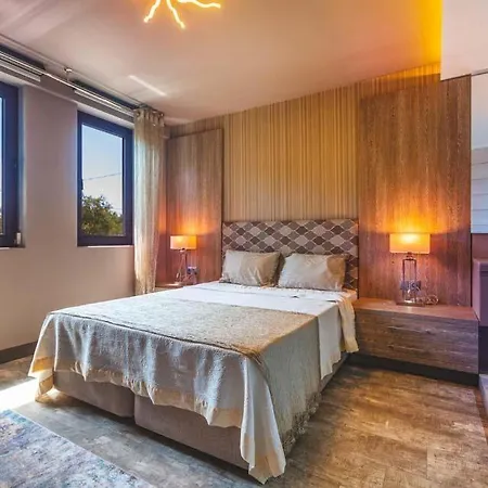 Vilă Sleeps 6 With Pool Air Con And Wifi