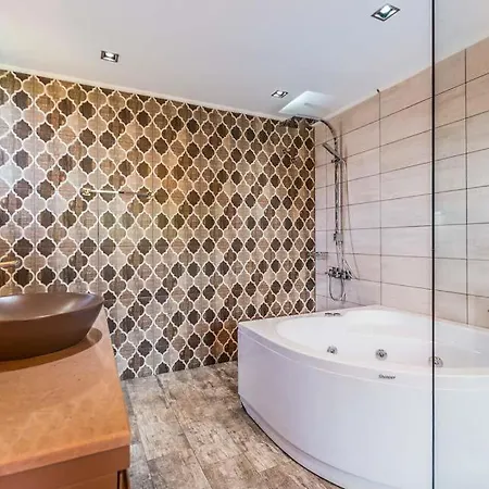 Sleeps 6 With Pool Air Con And Wifi Vilă