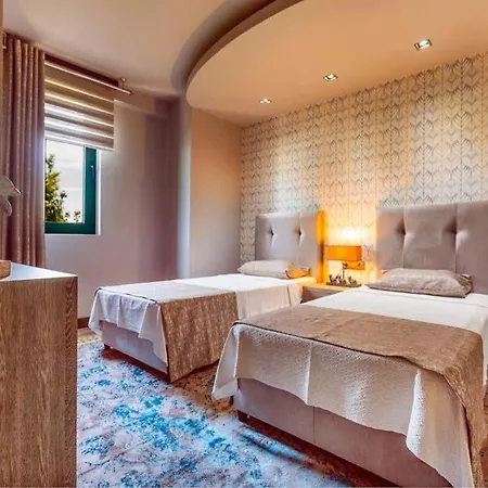 Sleeps 6 With Pool Air Con And Wifi Vilă