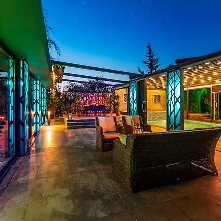 Sleeps 6 With Pool Air Con And Wifi Vilă